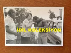 FÜSUN ÖNAL'IN BABASI MENNAN ÖNAL ve ANNESİ FİKRET ÖNAL'IN ORİJİNAL 4'LÜ FOTOĞRAF SETİ - 18 x 12 cm EBADINDA - TUNÇ BAŞARAN, FÜSUN ÖNAL'IN AİLESİNİ ZİYARETE GELİP BÜYÜKLERİNİN ELLERİNİ ÖPTÜĞÜ ANLARDA ÇEKİLMİŞ 4 FARKLI KARE