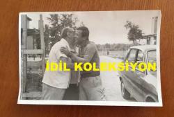 FÜSUN ÖNAL'IN BABASI MENNAN ÖNAL ve ANNESİ FİKRET ÖNAL'IN ORİJİNAL 4'LÜ FOTOĞRAF SETİ - 18 x 12 cm EBADINDA - TUNÇ BAŞARAN, FÜSUN ÖNAL'IN AİLESİNİ ZİYARETE GELİP BÜYÜKLERİNİN ELLERİNİ ÖPTÜĞÜ ANLARDA ÇEKİLMİŞ 4 FARKLI KARE