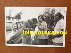 FÜSUN ÖNAL'IN BABASI MENNAN ÖNAL ve ANNESİ FİKRET ÖNAL'IN ORİJİNAL 4'LÜ FOTOĞRAF SETİ - 18 x 12 cm EBADINDA - TUNÇ BAŞARAN, FÜSUN ÖNAL'IN AİLESİNİ ZİYARETE GELİP BÜYÜKLERİNİN ELLERİNİ ÖPTÜĞÜ ANLARDA ÇEKİLMİŞ 4 FARKLI KARE