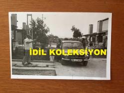 FÜSUN ÖNAL'IN BABASI MENNAN ÖNAL ve ANNESİ FİKRET ÖNAL'IN ORİJİNAL 4'LÜ FOTOĞRAF SETİ - 18 x 12 cm EBADINDA - TUNÇ BAŞARAN, FÜSUN ÖNAL'IN AİLESİNİ ZİYARETE GELİP BÜYÜKLERİNİN ELLERİNİ ÖPTÜĞÜ ANLARDA ÇEKİLMİŞ 4 FARKLI KARE