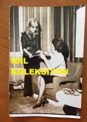 FÜSUN ÖNAL'IN ORİJİNAL 2'Lİ FOTOĞRAF SETİ - 18 x 12 cm EBADINDA - FÜSUN ÖNAL EVDE ANNESİ FİKRET ÖNAL'A KAHVE İKRAM EDERKEN ve VALİZİNİ HAZIRLARKEN ÇEKİLMİŞ 2 ÖZEL KARE