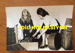 FÜSUN ÖNAL'IN ORİJİNAL 2'Lİ FOTOĞRAF SETİ - 18 x 12 cm EBADINDA - FÜSUN ÖNAL EVDE ANNESİ FİKRET ÖNAL'A KAHVE İKRAM EDERKEN ve VALİZİNİ HAZIRLARKEN ÇEKİLMİŞ 2 ÖZEL KARE