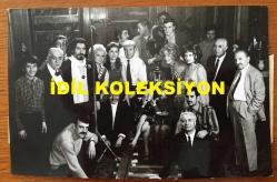 YEŞİLÇAM'DAN SET ARASINDA ÇEKİLMİŞ ÇOK ÖZEL ORİJİNAL 3'LÜ FOTOĞRAF SETİ - 18 x 12 cm EBADINDA - FİLM ÇEKİMİ ARASINDA, FÜSUN ÖNAL, NEVZAT PERSEN, KADİR İNANIR, BEDİA MUVAHHİT, DİCLEHAN BABAN, NÜKHET EGELİ, FAİK COŞKUN, MUAMMER GÖZALAN, MUZAFFER YENEN, AYDIN TEZEL ve YEŞİLÇAM'IN DİĞER DEĞERLİ EMEKÇİLERİNİN AYNI KAREDE YER ALDIĞI 3 FARKLI FOTOĞRAF, ÖZEL ARŞİV, 1970'LERİN BAŞI