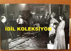 YEŞİLÇAM'DAN SET ARASINDA ÇEKİLMİŞ ÇOK ÖZEL ORİJİNAL 3'LÜ FOTOĞRAF SETİ - 18 x 12 cm EBADINDA - FİLM ÇEKİMİ ARASINDA, FÜSUN ÖNAL, NEVZAT PERSEN, KADİR İNANIR, BEDİA MUVAHHİT, DİCLEHAN BABAN, NÜKHET EGELİ, FAİK COŞKUN, MUAMMER GÖZALAN, MUZAFFER YENEN, AYDIN TEZEL ve YEŞİLÇAM'IN DİĞER DEĞERLİ EMEKÇİLERİNİN AYNI KAREDE YER ALDIĞI 3 FARKLI FOTOĞRAF, ÖZEL ARŞİV, 1970'LERİN BAŞI