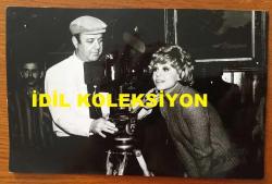 YEŞİLÇAM'DAN SET ARASINDA ÇEKİLMİŞ ÇOK ÖZEL ORİJİNAL 3'LÜ FOTOĞRAF SETİ - 18 x 12 cm EBADINDA - FİLM ÇEKİMİ ARASINDA, FÜSUN ÖNAL, NEVZAT PERSEN, KADİR İNANIR, BEDİA MUVAHHİT, DİCLEHAN BABAN, NÜKHET EGELİ, FAİK COŞKUN, MUAMMER GÖZALAN, MUZAFFER YENEN, AYDIN TEZEL ve YEŞİLÇAM'IN DİĞER DEĞERLİ EMEKÇİLERİNİN AYNI KAREDE YER ALDIĞI 3 FARKLI FOTOĞRAF, ÖZEL ARŞİV, 1970'LERİN BAŞI