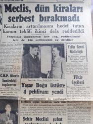 Cumhuriyet Gazetesi - 2 Şubat 1950 - ne hürriyeti yazan Nadir Nadi Başmakale - hidrojen bombası için 5 devlet arasında bir toplantı yapılacak - meclis tüm kiraları serbest bırakmadı - Yaşar Doğu Pakistan Büyükelçisi bir arada fotoğraf - Yaşar Doğu üst üste 4 pehlivanı yendi - Türkiye Dışişleri Bakanı Necmettin Sadak Marshall planı idarecisi hoffman'la görüştü - gelir vergisi tatbikatı - Missouri zırhlısı dün yüzdürüldü fotoğraf - ilk meclisi mebusan reisi Ahmet Rıza Beyin hatıraları yazı dizisi - Rommel'in esrarı yazı dizisi - tabanca yazan Burhan Felek - Ölüme Doğru yazan Agatha Christie yazı dizisi - 5 parmaklı canavar filmi bu akşam Lale sinemasında - uçuruma doğru filmi şarkılar Safiye Ayla Taksim sinemasında - Muzaffer Tema - Çevrenkov Bulgar başbakanı oldu - İstanbul Ankara Radyosu programı - İstanbul belediyesi şehir tiyatroları dram kısmında tebeşir dairesi komedi kısmında Kayseri gülleri - Odeon mağazaları - Golden Çikletleri - sürpriz gömlekleri -Devletin 2 milyar kusur borcu