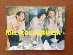 LEVENT KIRCA'NIN ORİJİNAL FOTOĞRAFI - 8,5 x 6,5 cm EBADINDA - OLACAK O KADAR EKİBİNDEN LEVENT KIRCA, OYA BAŞAR ve SİNAN BENGİNER SOKAKTA YAŞAYAN İNSANLAR ROLÜYLE AYNI KAREDELER
