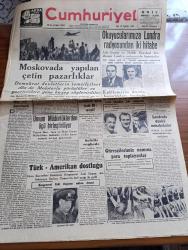 Cumhuriyet Gazetesi - 10 Ağustos 1948 - Bir Yıl dönümü yazan Nadir Nadi Başmakale - Moskova'da yapılan Çetin pazarlıklar - harabeler arasında yaşayan Aç Berlin halkı fotoğraf - okuyucularımıza Londra radyosundan iki hitabe - Jale Günay ve Haluk durukal dün akşam Londra radyosunda konuştular fotoğraf - milli takım oyuncularımızdan Şükrü Gülesin Bülent Eken ve Ali Özdemir fotoğraf - güreşçilerimiz namına para toplayanlar - Londra olimpiyatları'ndan gelen son resimler - Londra'da dünkü bisiklet ve atçılık müsabakalarının neticeleri - Türk Amerikan dostluğu Korgeneral Zeki Doğan'ın mühim demeci - Toprak işleri tapu ve iskan müdürlükleri birleşiyor - Karadeniz halkının %80'i veremli - penisilin ile tedavide yeni bir merhale yazan doktor Kemal Saraçoğlu - Dar Yol yazan Peride Celal Yazı Dizisi - spor ve politika yazan Burhan Felek - Celal Bayar Çanakkale ilçelerinde - Zeki Can Çil İlacı - bugünkü radyo programı - BSA motosikletleri - Bulmaca - Seiberling kamyon lastiği - Filistin'de çarpışma
