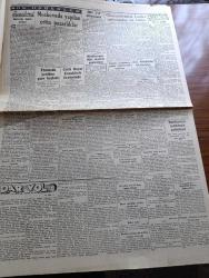 Cumhuriyet Gazetesi - 10 Ağustos 1948 - Bir Yıl dönümü yazan Nadir Nadi Başmakale - Moskova'da yapılan Çetin pazarlıklar - harabeler arasında yaşayan Aç Berlin halkı fotoğraf - okuyucularımıza Londra radyosundan iki hitabe - Jale Günay ve Haluk durukal dün akşam Londra radyosunda konuştular fotoğraf - milli takım oyuncularımızdan Şükrü Gülesin Bülent Eken ve Ali Özdemir fotoğraf - güreşçilerimiz namına para toplayanlar - Londra olimpiyatları'ndan gelen son resimler - Londra'da dünkü bisiklet ve atçılık müsabakalarının neticeleri - Türk Amerikan dostluğu Korgeneral Zeki Doğan'ın mühim demeci - Toprak işleri tapu ve iskan müdürlükleri birleşiyor - Karadeniz halkının %80'i veremli - penisilin ile tedavide yeni bir merhale yazan doktor Kemal Saraçoğlu - Dar Yol yazan Peride Celal Yazı Dizisi - spor ve politika yazan Burhan Felek - Celal Bayar Çanakkale ilçelerinde - Zeki Can Çil İlacı - bugünkü radyo programı - BSA motosikletleri - Bulmaca - Seiberling kamyon lastiği - Filistin'de çarpışma