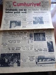 Cumhuriyet Gazetesi - 16 Ekim 1956 - Ortadoğu'da yeni bir buhran patlak verdi - Şemsettin Günaltay alaşehir'de konuşturulmuyor - Amerika'da cumhuriyetçilerin namzedi ve bugünkü Cumhurbaşkanı Eisenhower hususi treni ile seçim kampanyasında fotoğraf - Güzel Sanatlar akademisi ve teknik okulda dün derslere başlandı fotoğraf - İzmir'de 25 firmayı iflası doğru sürükleyen spekülasyoncular - İzmir'deki müttefik Hava Kuvvetleri karargahının Üçüncü yıldönümü fotoğraf - atomla işleyen ilk ticaret gemisi yapılıyor -  Don Camillo'nun küçük alemi yazan Qureschi resimler Ali Ulvi Yazı Dizisi - Akbank yıl sonu büyük çekilişi - konuşmak konuşabilmek yazan Burhan Felek - 250.000 parya Budist oldu - Fransızlar da Atatürk filmi yapmak istiyorlar - kadın moda köşesi - yeni devlet tahvilleri dün satışa çıkarıldı - dünya güzellik kraliçesi yarışmasında Türk güzeli finale kalamadı - yeni bir Türk operası Van Gogh - Eşfak Aykaç milli kadroyu açıkladı - Turgay Şeren Metin Oktay Lefter küçükandonyadis fotoğraf