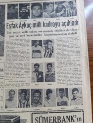 Cumhuriyet Gazetesi - 16 Ekim 1956 - Ortadoğu'da yeni bir buhran patlak verdi - Şemsettin Günaltay alaşehir'de konuşturulmuyor - Amerika'da cumhuriyetçilerin namzedi ve bugünkü Cumhurbaşkanı Eisenhower hususi treni ile seçim kampanyasında fotoğraf - Güzel Sanatlar akademisi ve teknik okulda dün derslere başlandı fotoğraf - İzmir'de 25 firmayı iflası doğru sürükleyen spekülasyoncular - İzmir'deki müttefik Hava Kuvvetleri karargahının Üçüncü yıldönümü fotoğraf - atomla işleyen ilk ticaret gemisi yapılıyor -  Don Camillo'nun küçük alemi yazan Qureschi resimler Ali Ulvi Yazı Dizisi - Akbank yıl sonu büyük çekilişi - konuşmak konuşabilmek yazan Burhan Felek - 250.000 parya Budist oldu - Fransızlar da Atatürk filmi yapmak istiyorlar - kadın moda köşesi - yeni devlet tahvilleri dün satışa çıkarıldı - dünya güzellik kraliçesi yarışmasında Türk güzeli finale kalamadı - yeni bir Türk operası Van Gogh - Eşfak Aykaç milli kadroyu açıkladı - Turgay Şeren Metin Oktay Lefter küçükandonyadis fotoğraf