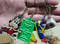 Anahtarlık süs set koleksiyon dekor tasarım hediye vintage retro aksesuar nostalji reklam promosyon. Hugo Zar futbol sahası sarı lacivert krampon spor ayakkabı