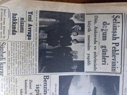 Cumhuriyet Gazetesi - 16 Mayıs 1941 - Yeni Avrupa nizamı hakkında yazan Yunus Nadi Başmakale - Şehinşah pehlevinin doğum günleri Dün Ankara'da ve İstanbul'da büyük merasim yapıldı - Vali Lütfi Kırdar ve bayan Kırdar dost İran general konsolosluğundaki resmi kabulde fotoğraf - Almanya üzerinde yapılan son bombardımanlarda kullanıldığı tahmin edilen Uçan Kale isimli 4 motorlu Tayyare fotoğraf - 16 Mart faciası - korkunç hava akınları düellosu hamburg'da müthiş yangınlar çıktı - benzine karıştırılacak ispirto nispeti - Suriye ve Lübnan'da karışıklıklar - Şam ve beyrut'ta çarpışmalar oldu - 5 günlük kanlı taarruzdan sonra cepheye giden Mussolini roma'ya geri döndü fotoğraf - tam sayfa renkli Habeşistan haritası - Debrasta Markosta bir İtalyan mukavemeti bekleniyor - Cenova'nın bombardımanı - Haftanın Şakaları Yazan Burhan Felek - küçük Hikaye beş kuruşluk şeker yazan Leman Ahıskal - Kızıl Vazo Yazan Peride Celal  - Yıldırım harbini karşılamak için Amerika İngiltere'ye 99 harp gemisi