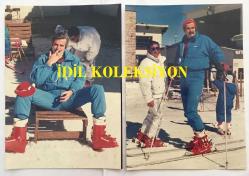 TARIK AKAN'IN ORİJİNAL 2'Lİ FOTOĞRAF SETİ - 17,5 x 12,5 cm EBADINDA -TARIK AKAN, ULUDAĞ'DA KAYAK YAPARKEN ÇEKİLMİŞ 2 FARKLI HATIRA FOTOĞRAFI, ÖZEL ARŞİV, 13 MART 1990