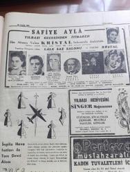 Cumhuriyet Gazetesi - 30 Aralık 1948 - yürüyen politika yazan Nadir Nadi Başmakale - meclis içtimaında müessif bir Hadise oldu - Ahmet Tahtakılıç yumruklandı - Harriman'ın Ankara'daki temaslarına dair demeci - Hakkari bölgesinde 22 kişi şiddetli tipiden boğuldu - Amerika Türkiye'den mal almak istiyor - Amerika'nın askeri yardımı - bayan Belkıs Erkul apartmandan başka bütün servetini Darüşşafakaya bağışladı fotoğraf - dünyayı meşgul eden Aşk macerası Rita Hayworth ve Prens Ali Han fotoğraf - Vakko eşarpları - kaçakçılık vahime ve ihtimalleri yazan Burhan Felek - sihirli kuvvet filmi Saray sinemasında -  Üç ahbap çavuşlar casuslar peşinde Üsküdar sunar sinemasında - Safiye Ayla yılbaşı gecesinden itibaren her akşam yalnız kristal salonunda - Kavaklıdere şarapları - Bulmaca - Volvo kamyonları - Sheaffer's Dolma Kalem - Harriman  Dışişleri bakanımız Necmettin sadakla görüşürken fotoğraf - şehir meclisinde Dolmabahçe gazhanesi'nin nakli meselesi görüşüldü - Kocaeli canavarı Basri Ersoy