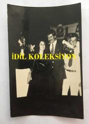 TARIK AKAN'IN ORİJİNAL 2'Lİ FOTOĞRAF SETİ - 18 x 12 cm EBADINDA -21. ANTALYA FİLM FESTİVALİ'NDE EN İYİ FİLM SEÇİLEN ''BİR YUDUM SEVGİ''DEKİ ROLÜYLE HALE SOYGAZİ EN İYİ KADIN ÖDÜLÜNE, ''PEHLİVAN'' FİLMİNDEKİ ROLÜYLE DE TARIK AKAN ÖDÜLE LAYIK GÖRÜLDÜ, İZZET GÜNAY, BULUT ARAS, NERİMAN KÖKSAL ve MAHMUT HEKİMOĞLU DA TÖRENDE, 1 EKİM 1984
