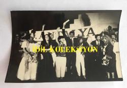 TARIK AKAN'IN ORİJİNAL 2'Lİ FOTOĞRAF SETİ - 18 x 12 cm EBADINDA -21. ANTALYA FİLM FESTİVALİ'NDE EN İYİ FİLM SEÇİLEN ''BİR YUDUM SEVGİ''DEKİ ROLÜYLE HALE SOYGAZİ EN İYİ KADIN ÖDÜLÜNE, ''PEHLİVAN'' FİLMİNDEKİ ROLÜYLE DE TARIK AKAN ÖDÜLE LAYIK GÖRÜLDÜ, İZZET GÜNAY, BULUT ARAS, NERİMAN KÖKSAL ve MAHMUT HEKİMOĞLU DA TÖRENDE, 1 EKİM 1984