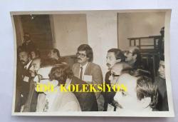 TARIK AKAN'IN ORİJİNAL 2'Lİ FOTOĞRAF SETİ - 18 x 12 cm ve 16 x 12 cm EBADINDA - 2. BARIŞ DERNEĞİ YARGILAMASINDA MAHKEMEDE SANIKLAR ARASINDA YER ALAN TARIK AKAN, RUTKAY AZİZ ve BÜLENT ULUER DE YER ALDI, 20 KASIM 1984