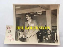 TARIK AKAN'IN ORİJİNAL 2'Lİ FOTOĞRAF SETİ - 18 x 12 cm ve 16 x 12 cm EBADINDA - 2. BARIŞ DERNEĞİ YARGILAMASINDA MAHKEMEDE SANIKLAR ARASINDA YER ALAN TARIK AKAN, RUTKAY AZİZ ve BÜLENT ULUER DE YER ALDI, 20 KASIM 1984