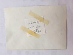 TARIK AKAN'IN ORİJİNAL FOTOĞRAFI - 18 x 13 cm EBADINDA - TARIK AKAN'IN BODRUM'DA KATILDIĞI BİR ETKİNLİKTE TAPU DAĞITIMINDA TOKALAŞIRKEN, AMİRAL TATİL KÖYÜ