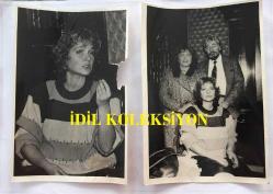 Efemera - TARIK AKAN'IN EŞİ YASEMİN ERKUT'UN ORİJİNAL 2'Lİ FOTOĞRAF SETİ - 18 x 12 cm EBADINDA - kitantik - kitaLog