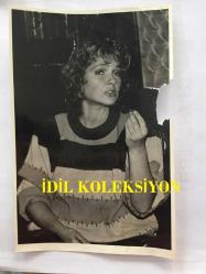 TARIK AKAN'IN EŞİ YASEMİN ERKUT'UN ORİJİNAL 2'Lİ FOTOĞRAF SETİ - 18 x 12 cm EBADINDA