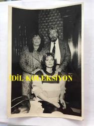 TARIK AKAN'IN EŞİ YASEMİN ERKUT'UN ORİJİNAL 2'Lİ FOTOĞRAF SETİ - 18 x 12 cm EBADINDA