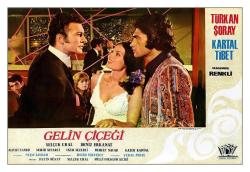 1971 - GELİN ÇİÇEĞİ FİLMİNİN LOBİ KARTPOSTALI 3 - TÜRKAN ŞORAY, KARTAL TİBET, SELÇUK URAL, DENİZ ERKANAT