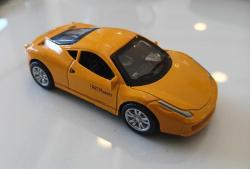Çek Bırak Araba. Ferrari 458 Italia. Diecast 1/64 Sarı Spor Araba. Detaylı Ayrıntılara Sahip Küçük Bir Model Araç, 2014. (Yüksek Kaliteli Plastik Metal Alaşımlı.) Made in China. Koleksiyonluk.