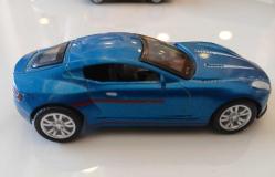 Çek Bırak Araba. Aston Martin One 77. Diecast 1/64 Mavi Metalik Spor Araba. Detaylı Ayrıntılara Sahip Küçük Bir Model Araç, 2014. (Yüksek Kaliteli Plastik Metal Alaşımlı.) Made in China. Koleksiyonluk.