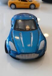Çek Bırak Araba. Aston Martin One 77. Diecast 1/64 Mavi Metalik Spor Araba. Detaylı Ayrıntılara Sahip Küçük Bir Model Araç, 2014. (Yüksek Kaliteli Plastik Metal Alaşımlı.) Made in China. Koleksiyonluk.