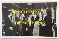 1970'LERİN YEŞİLÇAM ve MÜZİK YILDIZLARININ TOPLUCA ÇEKİLMİŞ ORİJİNAL BİR FOTOĞRAFI - 18 x 12 cm EBADINDA - YEŞİLÇAM'IN KRALI AYHAN IŞIK, SADRİ ALIŞIK, İZZET GÜNAY, KARTAL TİBET, ENGİN ÇAĞLAR, EMEL SAYIN, ADNAN ŞENSES ve NEŞE KARABÖCEK SAHNEDE AYNI KAREDELER, 1974