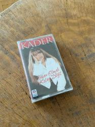 KADER - İNSAN OLMAK KOLAY DEĞİL - KASET (JELATİNİNDE)