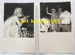 FERİ CANSEL'İN ORİJİNAL 2'Lİ FOTOĞRAF SETİ - 18 x 12 cm EBADINDA - FERİ CANSEL DEKOLTELİ ELBİSESİYLE SAHNEYE ÇIKARKEN ve ŞARKI SÖYLERKEN ÇEKİLMİŞ 2 FARKLI KARE