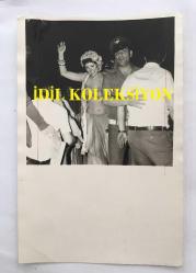 FERİ CANSEL'İN ORİJİNAL 2'Lİ FOTOĞRAF SETİ - 18 x 12 cm EBADINDA - FERİ CANSEL DEKOLTELİ ELBİSESİYLE SAHNEYE ÇIKARKEN ve ŞARKI SÖYLERKEN ÇEKİLMİŞ 2 FARKLI KARE