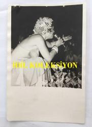 FERİ CANSEL'İN ORİJİNAL 2'Lİ FOTOĞRAF SETİ - 18 x 12 cm EBADINDA - FERİ CANSEL DEKOLTELİ ELBİSESİYLE SAHNEYE ÇIKARKEN ve ŞARKI SÖYLERKEN ÇEKİLMİŞ 2 FARKLI KARE