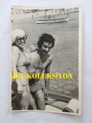 FERİ CANSEL'İN ORİJİNAL 3'LÜ FOTOĞRAF SETİ - 18 x 12 cm EBADINDA - FERİ CANSEL SEVGİLİSİYLE DENİZ KENARINDA ve SANDALDA EĞLENİRKEN ÇEKİLMİŞ 3 FARKLI KARE