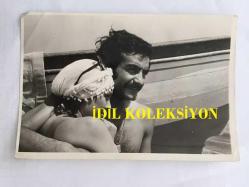 FERİ CANSEL'İN ORİJİNAL 3'LÜ FOTOĞRAF SETİ - 18 x 12 cm EBADINDA - FERİ CANSEL SEVGİLİSİYLE DENİZ KENARINDA ve SANDALDA EĞLENİRKEN ÇEKİLMİŞ 3 FARKLI KARE