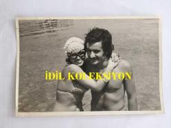 FERİ CANSEL'İN ORİJİNAL 3'LÜ FOTOĞRAF SETİ - 18 x 12 cm EBADINDA - FERİ CANSEL SEVGİLİSİYLE DENİZ KENARINDA ve SANDALDA EĞLENİRKEN ÇEKİLMİŞ 3 FARKLI KARE
