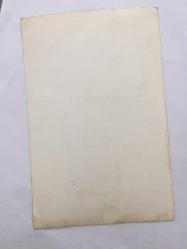 FERİ CANSEL'İN ORİJİNAL FOTOĞRAFI - 18 x 12 cm EBADINDA - FERİ CANSEL KÖYLÜ KOSTÜMLÜ BİR BEYEFENDİYE SARILIRKEN