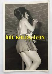 FERİ CANSEL'İN ORİJİNAL FOTOĞRAFI - 18 x 12 cm EBADINDA - FERİ CANSEL MİNİ ELBİSESİYLE SAHNEDE ŞARKI SÖYLERKEN