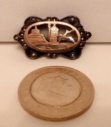 ORTA  KISIMLAR 8 AYAR ALTIN DETAYLI  MARGAZİT TAŞLI GÜMÜŞ BROŞ