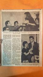 ARTİST SİNEMA, FİLM, TİYATRO, SES, SOSYETE MAGAZİN MECMUASI DERGİSİ - 26 ŞUBAT 1963 SAYI: 136 SALİH TOZAN - EVRİM FER - ÖZDEMİR BİRSEL - BELGİN DORUK - SUNA PEKUYSAL - OYA EREN - AYSEL DİNMEZ - ÇOLPAN İLHAN - NİLÜFER AYDAN - ORHAN GÜNŞİRAY - KADİR SAVUN - DİCLEHAN BABAN - HÜSEYİN BARADAN - ÇOLPAN İLHAN - KADRİ ÖGELMAN - SELİM - DICLEHAN KADIN - METİN - RENAN FOSFOROĞLU - SUPHİ KANER - TURGUT ÖZATAY - SEZER SEZİN - NEVZAT PESEN - TURGUT DEMİRAĞ - SADRİ ALIŞIK - MURAT KÖSEOĞLU - NÜZHET BİRSEL - TANJU GÜRSU - YILMAZ DURU - SAYIL EMAN - OSMAN ÖZCAN - ŞÜKRÜ ÇIĞIR - ATTİLA OĞUZ - YÜCEL KÖKSAL - RECEP EKİCİGİL - TUNCA AKSOY - VECDİ BURUN - F. KANDEMİR - YÜCEL ÖZTURAN - LEON SASON - SADE DOĞAN - YAŞAR ÖZEN - ATANUR OĞUZ - BAHA GELENBEVİ - BİRSEN KAYA - DENİZ ENGİN - MÜFİT GARİBOĞLU - GALİP ÖRGE - NECMİ ONUR - Z. KARADENİZ - ÖZKAN KERİM - ALİ KARAKURT - ÇETİN ENER - HÜROL BİLAL - NAIL YURDAKUL - TAM TAKIM - 40 SAYFA