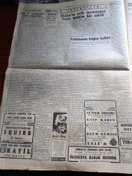 Cumhuriyet Gazetesi - 21 Mart 1950 - Sulh davasında suya düşen iddialar Cumhuriyet Başmakale - meclis dağılınca Demokrat Parti bir koalisyon kabilesi teşkilini talep edecek - meclist dün af tasarısını görüşmeye başladı - Stockholm güreşleri - dünkü güreşlerin galipleri Halil Kaya ve Mehmet oktav uçakta servis yapan kızın ikram ettikleri börekleri yerken fotoğraf - Fenerbahçe İsrail'de Dün 1-0 mağlup oldu fotoğraf - İstanbul sosyetesinin yakından tanındığı Handan Sezenel'in ölümündeki esrar - 12 adada emlakı olan Türkler - Şehir dram tiyatrosunda katil - ölüm gemisi filmi Lale sinemasında - sporun dertleri yazan Burhan Felek - bu akşam yapılacak boks maçları yazan Eşref Şefik - dünya futbol kupası için yeni kararlar - bugünkü radyo programı - Üç Silahşörler yazan Alexandre Dumas - Gripin - Warner ruj ve allıkları - Ali Muhittin Hacı Bekir şeker ve lokumları - Emlak Bankası - Mısır'da yakalanan kızıllar - Türk İtalyan andlaşması imza töreni cuma günü Roma'da yapılacak - hidrojen bombası