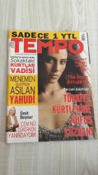 TEMPO HAFTALIK HABER DERGİSİ - SAYI : 41 - 11 EKİM 2005 -  ÜMİT BOYNER “CEM’İN SERGİSİNDE YANINDAYDIM” DİYEREK STÜDYO DENEYİMİNİ ANLATIYOR, TÜSİAD ADINA AVRUPA’DA TÜRKİYE’Yİ TANITMA KAMPANYASINI YÜRÜTÜYOR - TÜRKİYE’NİN AB SÜRECİNDEKİ DİPLOMATİK MÜCADELESİNE DESTEK VERİYOR, “PROPAGANDA DEĞİL GERÇEKLERİ ANLATMAK GEREK” DİYOR - JACK STRAW’UN “NE OLACAĞINI KESTİREMİYORUZ” SÖZÜNE TEPKİ GÖSTERİYOR, AVUSTURYA’NIN TUTUMUNU ELEŞTİRİYOR - TÜSİAD’IN 10 YILLIK TANITIM STRATEJİSİ: FRANSA, ALMANYA VE AVUSTURYA’DA SEÇMENİ HEDEF ALAN KAMPANYALAR PLANLANIYOR - TÜRKİYE’DE KADIN SORUNU OLDUĞUNU KABUL EDİYOR, “AMA EKONOMİDEKİ YERİ DE ANLATILMALI” DİYOR - KUŞ GRİBİ SALGINI TÜRKİYE’Yİ TEHDİT EDİYOR, DÜNYA SAĞLIK ÖRGÜTÜ VE SAĞLIK BAKANLIĞI 5 AŞAMALI SALGIN PLANINI HAZIRLADI - BADE GÜRLEYEN KUŞ GRİBİ VİRÜSÜNÜN 3. FAZI TAMAMLADIĞINI BELİRTİYOR, SALGININ 4–5 MİLYON KİŞİYİ ETKİLEYEBİLECEĞİ TAHMİN EDİLİYOR - PROF. DR. AHMET RASİM BADUR “DEVLET ZARARI KARŞILAMAZSA ÇİFTÇİLER HASTALIĞI GİZLER” UYARISIY  - 114 SAYFA