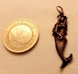 GÜMÜŞ DENİZ KIZI FORMUNDA KOLYE UCU