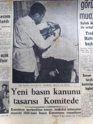 Cumhuriyet Gazetesi - 10 Ekim 1960 - Yassıada'dan İlk Resimler - Soruşturma Henüz Bitmedi Kurulda 2 Bin İş Daha Var - Düşük Cumhurbaşkanı Celal Bayar Yassıada'da Soruşturma Kurulu Karşısında İfade Verirken Fotoğraf - Sabık Başbakan Adnan Menderes Yassıadadaki odasında tıraş edilirken fotoğraf - Sabık Maliye Bakanının Vinileks Şirketi İle Ortaklığı Muazzam Meblağa Dayanıyor - Petrol İşçilerinin Açlık Grevleri Devam Ediyor - İstanbul Erkek Lisesi'nin 76. Yılı Dün Kutlandı - Yeni Basın Kanunu Tasarısı Komitede - Sovyet Elçiliği Tarafından Bastırılan Broşür Toplattırıldı - Köpek Davası Yazan Feridun Ergin Köşe Yazısı - Sabah Şarkısı Yazan Taylor Caldwell Yazı Dizisi - Küba'da Fidel Castro Aleyhtarı İki Lider Yakalandı  -  Marlon Brando Kadınlara Neden Zulmediyormuş - Komiki Şehir Naşit Bey Biyografik Hikaye Yazan Burhan Arpad Yazı Dizisi - Türkiye Yüzme Ve Sutopu 1959 60 Şampiyonu Adana - Toto Tahmin - Beşiktaş 2 Ankaragücü 1 - Galatasaray Sutopu Kalecisi Özcan Tomruk Evlendi