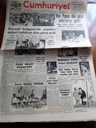 Cumhuriyet Gazetesi - 28 Eylül 1951 - Amerikan Yardımı Yazan Nadir Nadi Başmakale - Kocaeli Bölgesinde Yapılan Askeri Tatbikatı Dün Sona Erdi fotoğraf -  İkinci dünya harbinin tanınmış diplomatı Von Papen Dün Gece istanbula geldi - Petrol İhtilafı Ve Amerika- Celal Bayar Ankara'da - Preveze Zaferinin Yıldönümü Fotoğrafı - Amerika'ya Gidecek Emniyet Müdürlerimiz - Kıdemli yüzbaşı Ramazan Akıncıya nişan verildi - Mahkemeye verilen İtalyan Fabrikatörü Marzotto Gayzotto - Ticani Tarikatı Şeyhi Kemal Pilavoğlu'nun Duruşması Başlandı - Verem Tedavisinin Türkiye'deki Durumu - Rüyalar Evi Yazan Peride Celal Yazı Dizisi - Dönüm Noktası yazan Ömer Sami Coşar - mektep kitapları ateş pahasına yazan Burhan Felek - Milli Futbol Takımımızın Bu Yıl Yapacağı Maçlar - Rumelihisar Gençlik Kulübünün Faaliyeti - Kadın Gazeteci Lil'in Maceraları Çizgi Roman - Boksör Turpin Sugar Robinson İle Tekrar Karşılaşmak İstiyor - 50,000 Liraya Sigorta Edilen Kitab Koleksiyonu - Arı Unları - Ronson Çakmak -