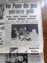 Cumhuriyet Gazetesi - 28 Eylül 1951 - Amerikan Yardımı Yazan Nadir Nadi Başmakale - Kocaeli Bölgesinde Yapılan Askeri Tatbikatı Dün Sona Erdi fotoğraf -  İkinci dünya harbinin tanınmış diplomatı Von Papen Dün Gece istanbula geldi - Petrol İhtilafı Ve Amerika- Celal Bayar Ankara'da - Preveze Zaferinin Yıldönümü Fotoğrafı - Amerika'ya Gidecek Emniyet Müdürlerimiz - Kıdemli yüzbaşı Ramazan Akıncıya nişan verildi - Mahkemeye verilen İtalyan Fabrikatörü Marzotto Gayzotto - Ticani Tarikatı Şeyhi Kemal Pilavoğlu'nun Duruşması Başlandı - Verem Tedavisinin Türkiye'deki Durumu - Rüyalar Evi Yazan Peride Celal Yazı Dizisi - Dönüm Noktası yazan Ömer Sami Coşar - mektep kitapları ateş pahasına yazan Burhan Felek - Milli Futbol Takımımızın Bu Yıl Yapacağı Maçlar - Rumelihisar Gençlik Kulübünün Faaliyeti - Kadın Gazeteci Lil'in Maceraları Çizgi Roman - Boksör Turpin Sugar Robinson İle Tekrar Karşılaşmak İstiyor - 50,000 Liraya Sigorta Edilen Kitab Koleksiyonu - Arı Unları - Ronson Çakmak -
