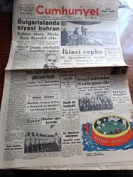 Cumhuriyet Gazetesi - 21 Mayıs 1944 - nutuk'tan sonra yazan Nadir Nadi Başmakale - Bulgaristan'da siyasi buhran kabine düştü meclis reisi başvekil oldu - 19 Mayıs stadında evvelki gün yapılan tören esnasında Milli Şef İsmet İnönü ve Türk gençliği fotoğraf - İtalya'da Hitler hattı yarıldı - hava harbi daha fazla şiddetlendirilecek - orman fakültesinden 36 talebe mezun oldu - maarifçilerin Milli şefe arizaları - okullar Spor Bayramı - Filistin'e büyük miktarda mal kaçıran bir Yahudi kadını yakalandı - Mussolinin gazetesi tarafından verilen haber General Mihailoviç öldürülmüş - haftanın şakaları yazan Burhan Felek - Dolmabahçe stadı - sokaktan Gelen Kadın yazan Esat Mahmut Karakurt Yazı dizisi - Stalin Yugoslav heyetini kabul etti - Bahar şarkısı ve Çelik kanatlı kuşlar filmi Sümer sinemasında - 7 sene Bahtiyar filmi bugün Ar sinemasında - İsmail dümbüllü Beyoğlu İstanbul Gazinosu'nda - çal oynasın revüsü Taksim Kristal'de - Ticaret borsası tellalı Şerafettin Gülsöyle - radyo programı